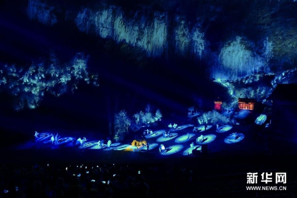 演员在《印象武隆》实景演出中表演(3月12日摄)。 演员在《印象武隆》实景演出中表演(3月12日摄)。