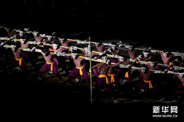 演员在《印象武隆》实景演出中表演(3月12日摄)。2 演员在《印象武隆》实景演出中表演(3月12日摄)。2