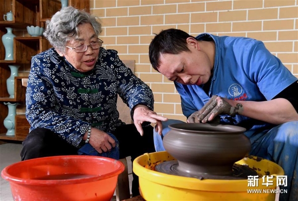 在位于河南省汝州市孟玉松的汝瓷生产车间内,孟玉松(左)指导工作人员拉坯(3月13日摄)。 在位于河南省汝州市孟玉松的汝瓷生产车间内,孟玉松(左)指导工作人员拉坯(3月13日摄)。