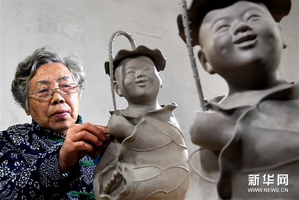 在位于河南省汝州市孟玉松的汝瓷生产车间内,孟玉松在擦坯(3月13日摄)。 在位于河南省汝州市孟玉松的汝瓷生产车间内,孟玉松在擦坯(3月13日摄)。