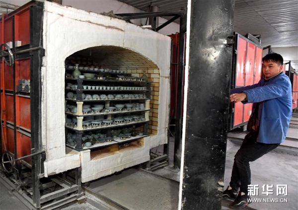 在位于河南省汝州市孟玉松的汝瓷生产车间内,一名工作人员在开窑(3月13日摄)。 在位于河南省汝州市孟玉松的汝瓷生产车间内,一名工作人员在开窑(3月13日摄)。