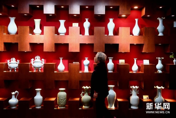 在位于河南省汝州市孟玉松的汝瓷展厅内,孟玉松在查看汝瓷作品(3月13日摄)。 在位于河南省汝州市孟玉松的汝瓷展厅内,孟玉松在查看汝瓷作品(3月13日摄)。