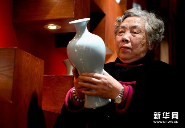 在位于河南省汝州市孟玉松的汝瓷展厅内,孟玉松在查看一件汝瓷作品(3月13日摄)。 在位于河南省汝州市孟玉松的汝瓷展厅内,孟玉松在查看一件汝瓷作品(3月13日摄)。