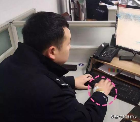 民警因一张工作照被“通报批评” 一看手机却笑了