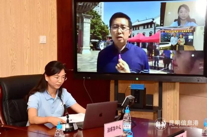 融媒体中心负责人通过5G网络与前端活动现场和第三方合作媒体进行现场连线。.webp 融媒体中心负责人通过5G网络与前端活动现场和第三方合作媒体进行现场连线。.webp