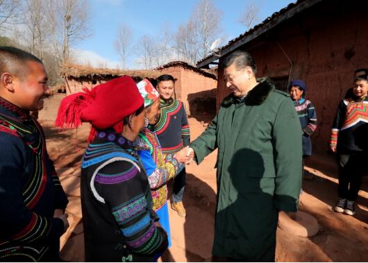 2018年2月11日上午,习近平总书记来到位于大凉山深处的昭觉县三岔河乡三河村、解放乡火普村,走进彝族贫困群众家中,看实情、问冷暖、听心声,同当地干部群众共商精准脱贫之策。