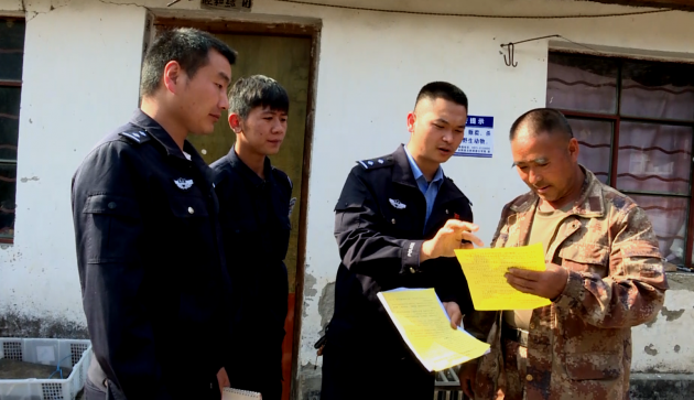 民警向村民宣传野生动物保护知识（龙陵县电视台提供）