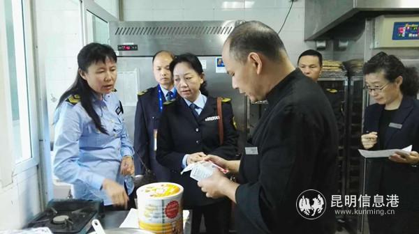 检查学校食堂
