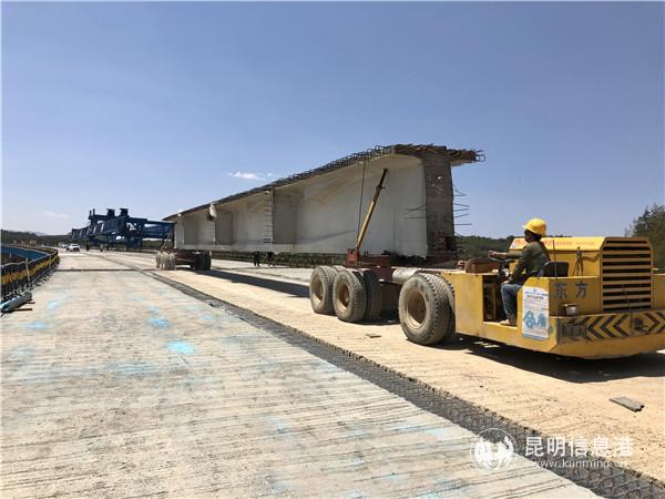 寻沾高速小龙潭1号大桥施工现场规范有序，各个工种正有条不紊地进行。记者上官艳君摄