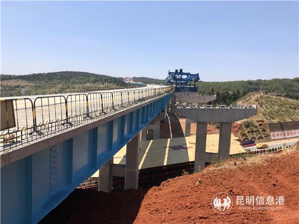 正在建设中的寻沾高速小龙潭1号大桥。记者上官艳君摄