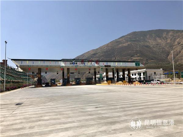 东川南收费站。记者上官艳君摄