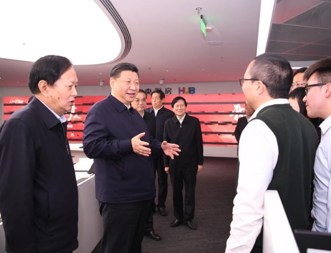 2019年1月25日，中共中央政治局在人民日报社就全媒体时代和媒体融合发展举行第十二次集体学习。这是中共中央总书记习近平在人民日报“中央厨房”同采编人员亲切交谈。