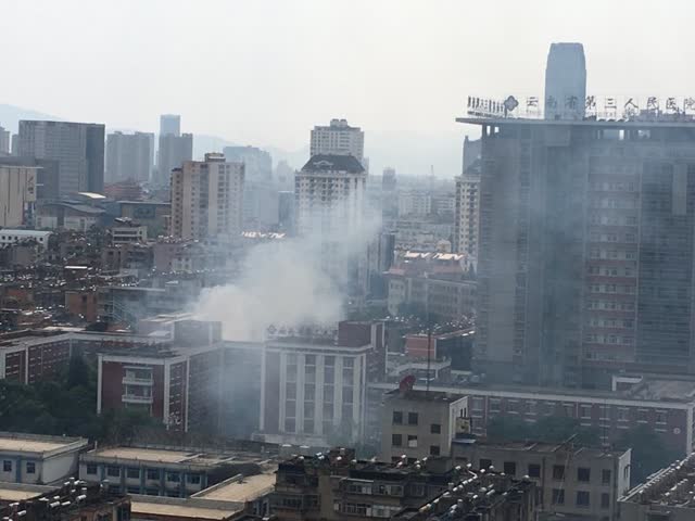 昆明市区一住宅楼起火 消防及时扑灭无人员伤亡1