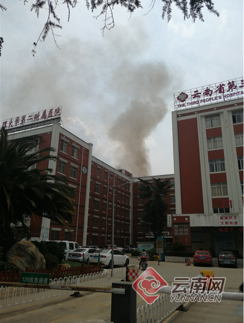 云南省第三人民医院附近城中村发生火灾,消防正在救援1