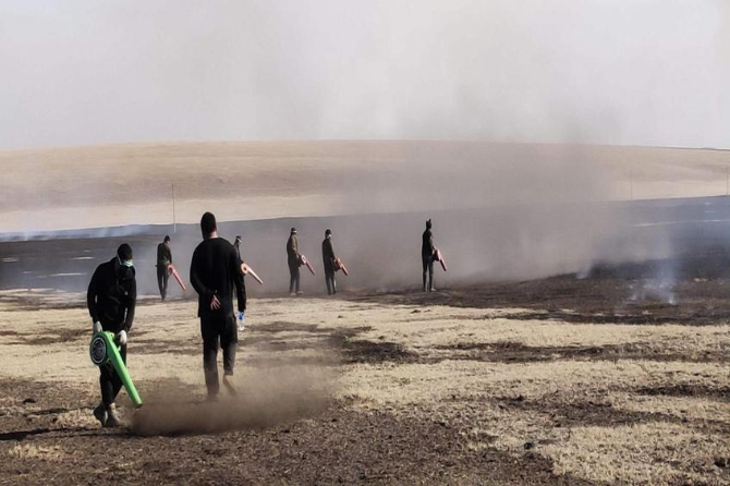 陈巴尔虎旗5.03草原火明火已扑灭 前线扑救人员正分段看守火场