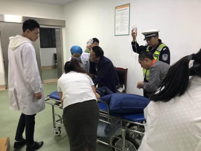 视频_母亲抱着昏迷幼儿急哭了，镇雄两辅警急着开警车送医……