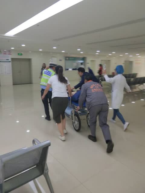 视频_母亲抱着昏迷幼儿急哭了，镇雄两辅警急着开警车送医…… (1)