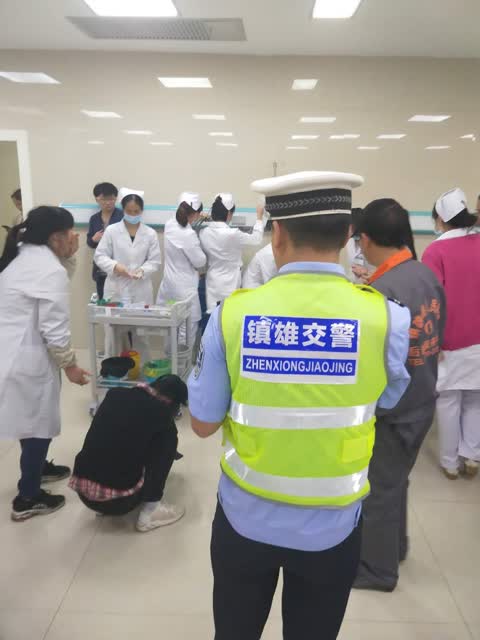 视频_母亲抱着昏迷幼儿急哭了，镇雄两辅警急着开警车送医…… (2)