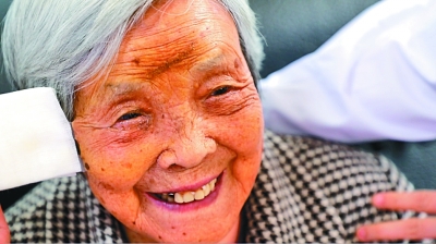 “总书记,我又能看书啦”——“老阿姨”龚全珍眼科手术记 “总书记,我又能看书啦”——“老阿姨”龚全珍眼科手术记