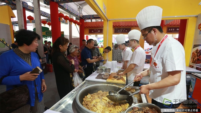 5月16日，亚洲美食节在北京奥林匹克公园开幕。图为游客排队购买小肠陈卤煮（图片来源：tuku.qianlong.com）。千龙网记者 陈健男摄