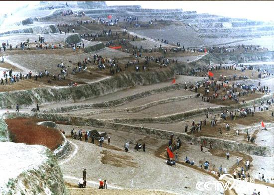 修梯田的场景（资料图）