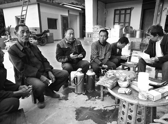 段定华(左二)与莽王村群众朝夕相处 段定华(左二)与莽王村群众朝夕相处