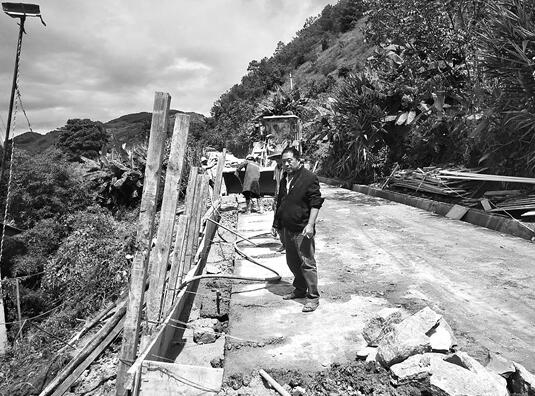 段定华在进村道路改造现场 段定华在进村道路改造现场