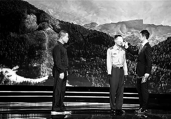 主持人为杜富国拭去热泪 主持人为杜富国拭去热泪