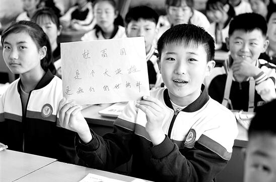 “杜富国是个大英雄,是我们的好榜样” 张永进 摄 “杜富国是个大英雄,是我们的好榜样” 张永进 摄