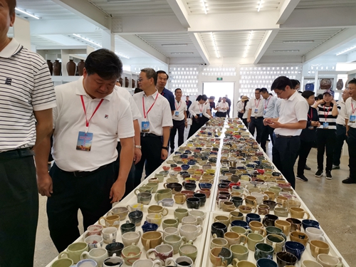 与会人员深入紫陶特色小镇龙窑生态城片区考察.jpg