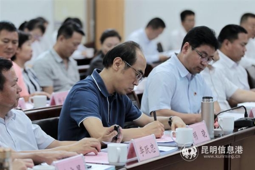 县领导为各单位目标打分。