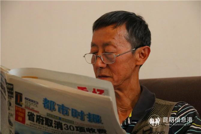黄曙在翻看老报纸。记者甘凌菲 摄 黄曙在翻看老报纸。记者甘凌菲 摄