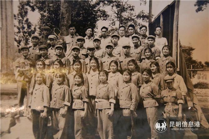 黄曙下乡时与知青们的合影 黄曙下乡时与知青们的合影