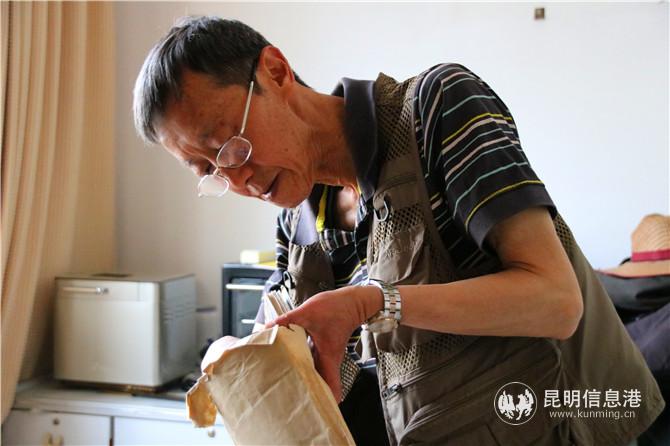 黄曙在翻找老照片。记者甘凌菲 摄 黄曙在翻找老照片。记者甘凌菲 摄