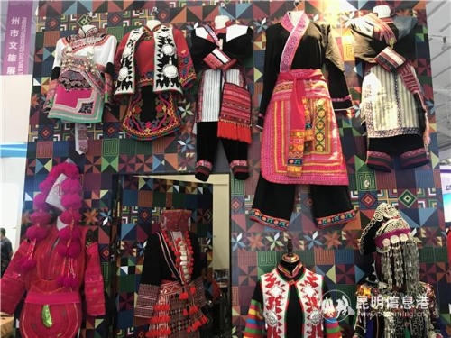 红河展区少数民族服饰展示。记者俞逍 摄 红河展区少数民族服饰展示。记者俞逍 摄