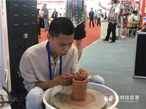 建水紫陶制作展示。记者俞逍 摄 建水紫陶制作展示。记者俞逍 摄