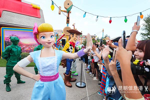 特别巡游玩具伙伴与游客热情互动 特别巡游玩具伙伴与游客热情互动