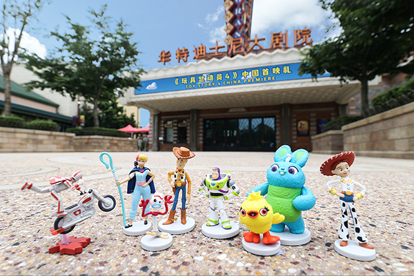 玩具家族“亲自”观影 玩具家族“亲自”观影