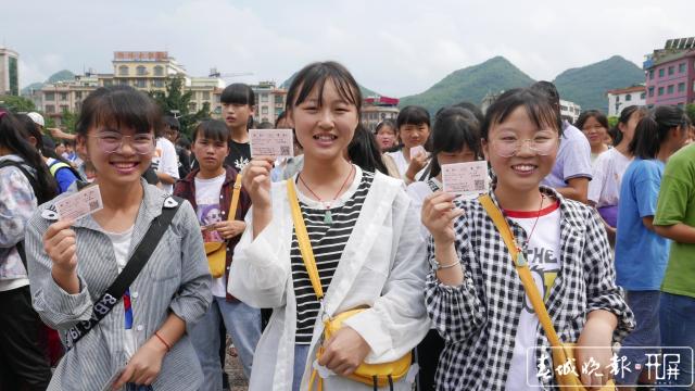 中国铁路昆明局开行中考专列，助力826名山区学生考试.jpg