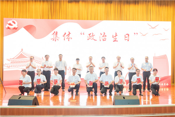 为党员代表过集体“政治生日” 通讯员李伟摄