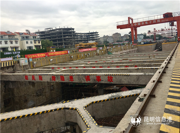 地铁5号线滇池学院站点正在建设
