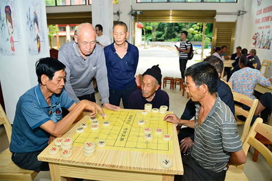 图为新兴社区居民在活动室里下象棋 田琦 摄