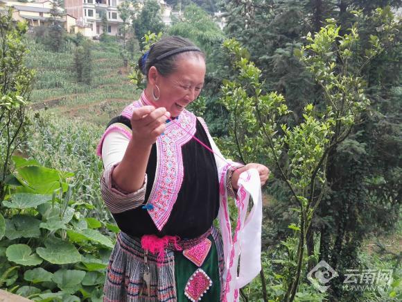 苗族群众露出了幸福的笑容。姬祥虎 摄