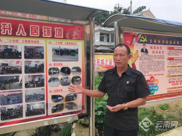 拉孩村党总支书记兼村委会主任刘丕荣向记者介绍相关情况。姬祥虎 摄