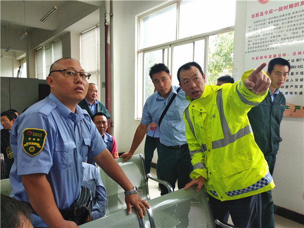 驾驶员与主讲警官就实际案例进行谈论