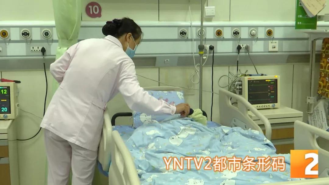 昆明两岁男童深夜被“遗忘”在医院1.jpg