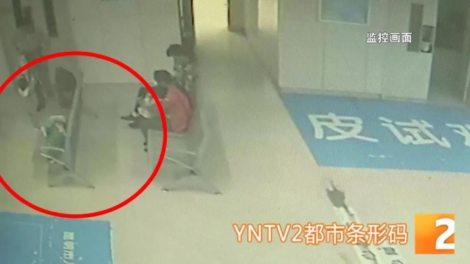 昆明两岁男童深夜被“遗忘”在医院4.jpg