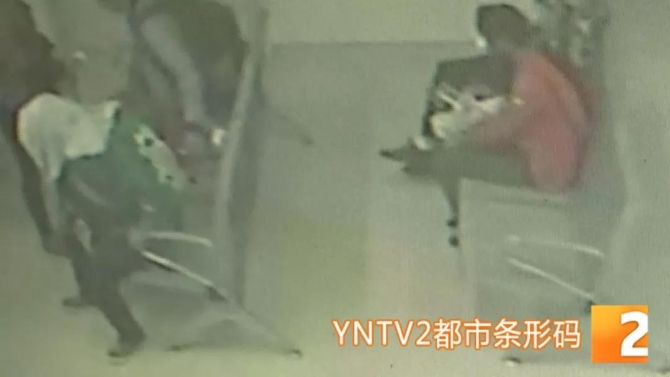昆明两岁男童深夜被“遗忘”在医院5.jpg