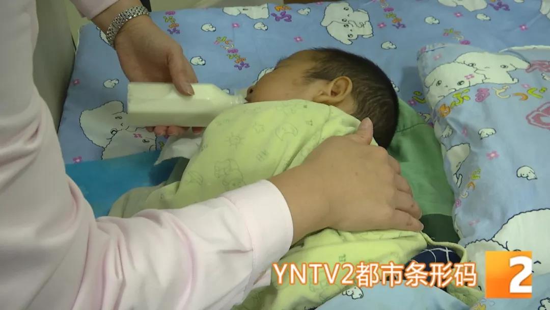 昆明两岁男童深夜被“遗忘”在医院昆明两岁男童深夜被“遗忘”在医院7.jpg