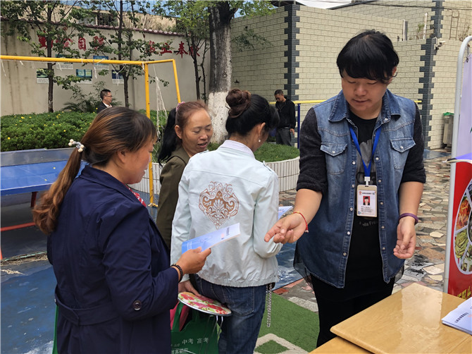 发放食用野生菌宣传资料